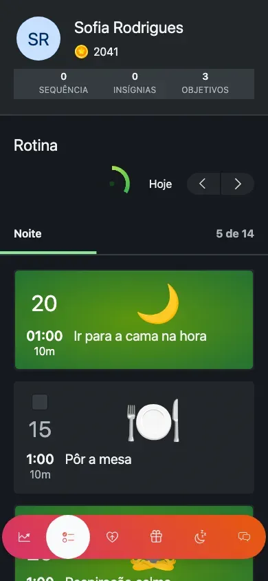 A rotina diária de uma criança no telemóvel, com um cabeçalho de pontuação e cartões de tarefa agrupados por período.