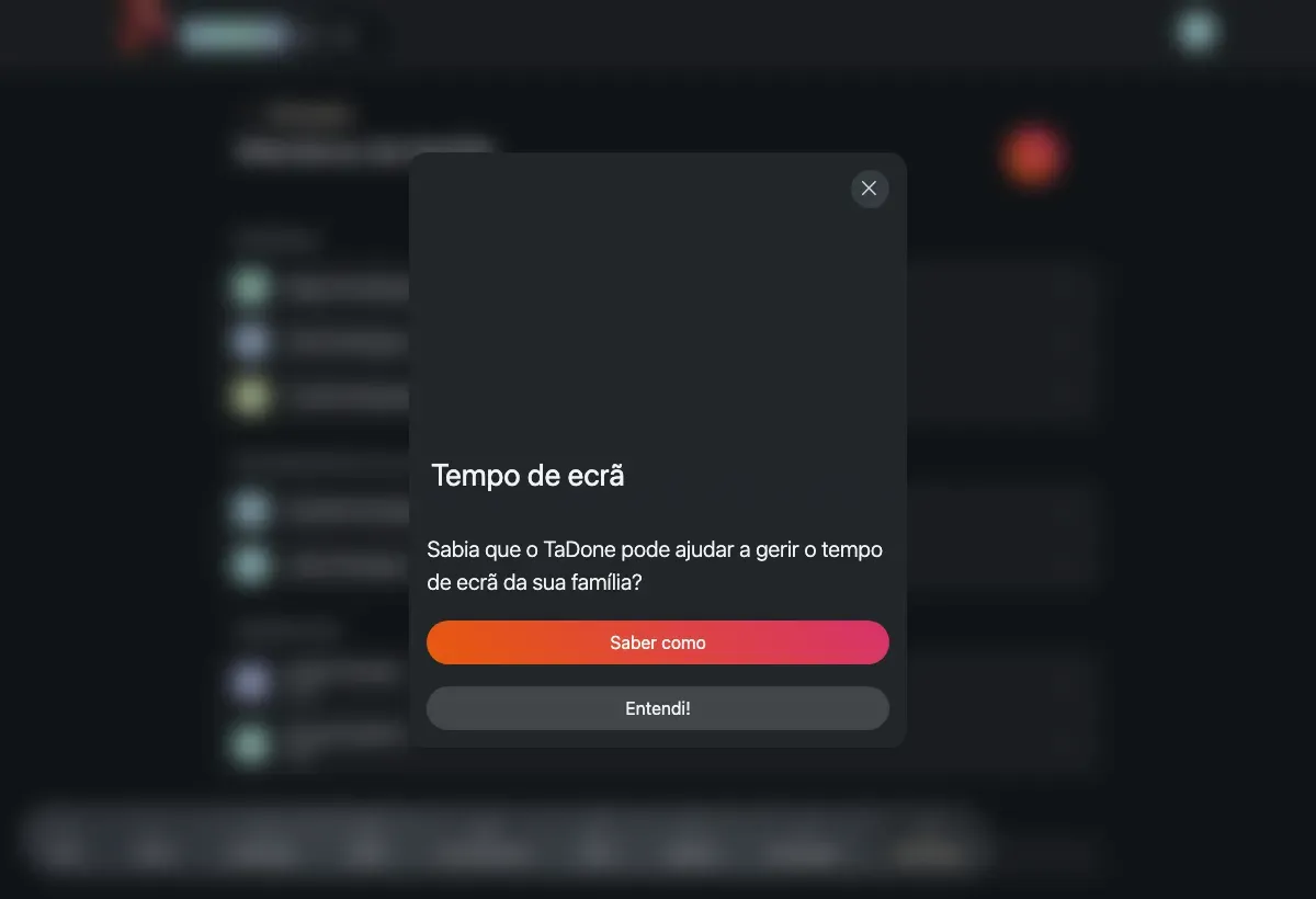 A lista de Membros da família: grupos de Crianças, Educadores e Terapeutas, cada linha com um menu de opções, mais uma secção de Convites pendentes.